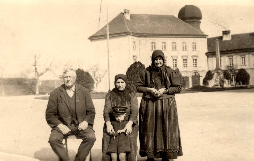 Angekommen in Göttweig-Östereich - Vorne Edmund Schweitz mit Bahnschaffner-Mütze - Geschenk zum 4.Geburtstag vom Lagerführer